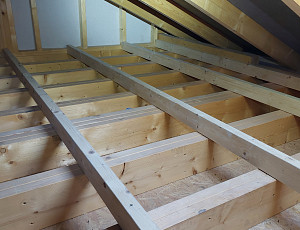 Zateplení stropu dřevostavby pomocí foukané izolace